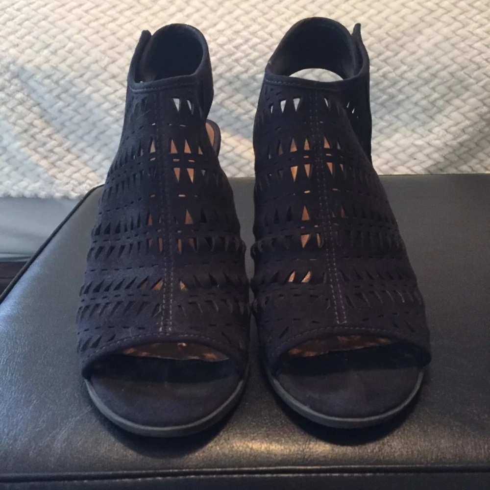 Indigo Rd Black Booties - Picture 2 of 2